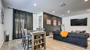 TV - Glendale Home Near Desert Diamond Arena! (Glendale)