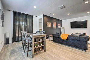 TV - Glendale Home Near Desert Diamond Arena! (Glendale)