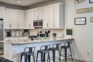 Microwave, oven, stovetop, dishwasher - Glendale Home Near Desert Diamond Arena! (Glendale)