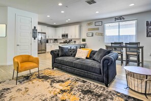 TV - Glendale Home Near Desert Diamond Arena! (Glendale)