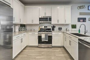 Microwave, oven, stovetop, dishwasher - Glendale Home Near Desert Diamond Arena! (Glendale)