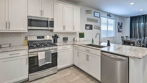 Microwave, oven, stovetop, dishwasher - Glendale Home Near Desert Diamond Arena! (Glendale)