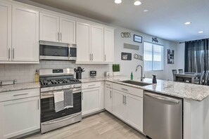 Microwave, oven, stovetop, dishwasher - Glendale Home Near Desert Diamond Arena! (Glendale)