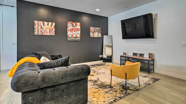 TV - Glendale Home Near Desert Diamond Arena! (Glendale)
