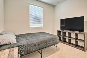 3 bedrooms, iron/ironing board, bed sheets - Glendale Home Near Desert Diamond Arena! (Glendale)