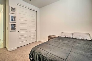 3 bedrooms, iron/ironing board, bed sheets - Glendale Home Near Desert Diamond Arena! (Glendale)