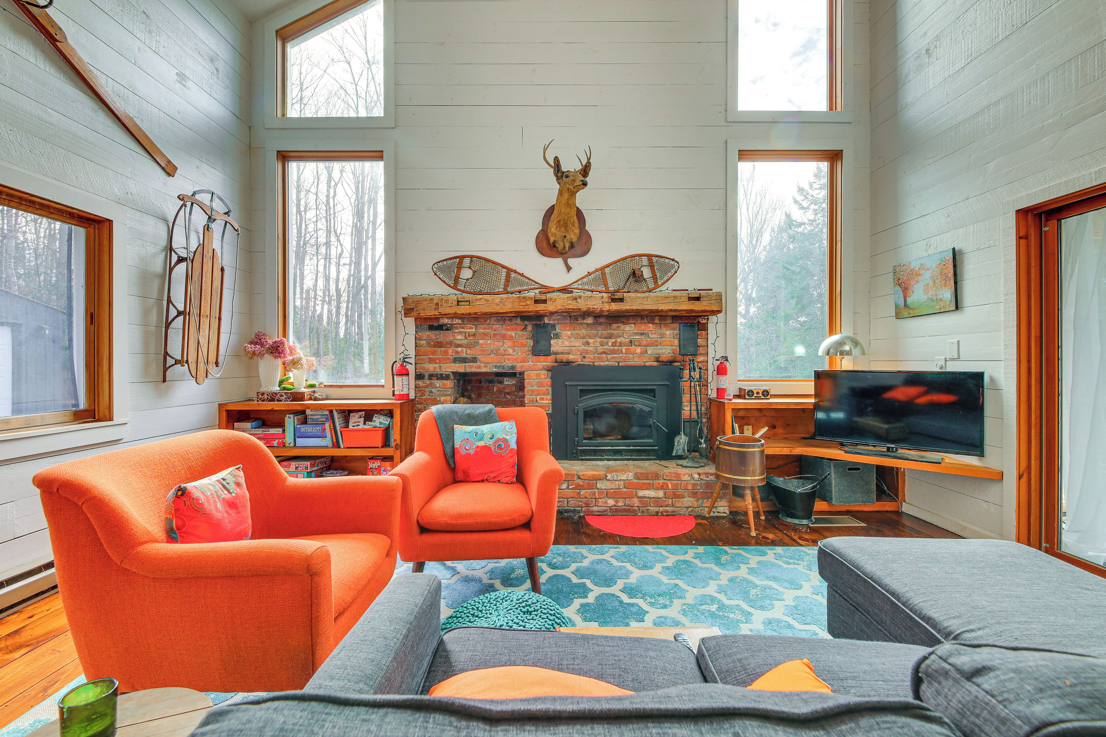 TV, fireplace