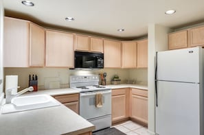 Apartment (1 Bedroom) | Interior - Phoenix Couples Condo w/ Deck & Resort Amenities! (Phoenix)