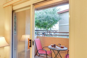 Interior - Deck & Resort Amenities: Phoenix Escape By Hiking (Phoenix)