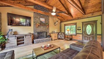 Nhà (3 Bedrooms) | Khu phòng khách | TV, lò sưởi, sách