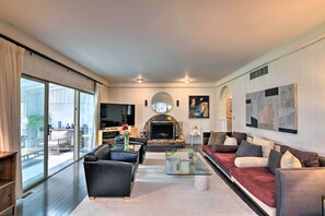 Interior - 'casa Reál' ~ Expansive Woodstock House w/ Hot Tub (Woodstock)