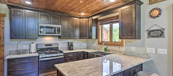 Cabin 1 Mi to Sand Valley, 1 Block to Beach