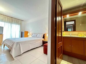 3 slaapkamers, een strijkplank/strijkijzer, wifi