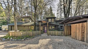 A house with a gravel driveway, wooden fence, and a purple door. - Peaceful Cottage w/ Grill & Yard in Grass Valley! (Grass Valley)