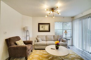 Living area - Vacation Rental Near Las Vegas Strip With Pool! (Las Vegas)