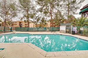 Outdoor pool - Vacation Rental Near Las Vegas Strip With Pool! (Las Vegas)