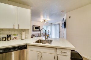 Apartment (1 Bedroom) | Private kitchen | Microwave, oven, stovetop, dishwasher - Vacation Rental Near Las Vegas Strip With Pool! (Las Vegas)