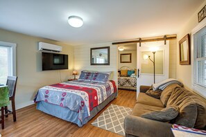 Apartment (0 Bedroom) | Interior - Unwind w/ a Shared Hot Tub: Cozy Whittier Getaway (Whittier)