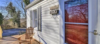 Cozy Bristol Home w/ Yard ~ 1 Mile to Downtown!