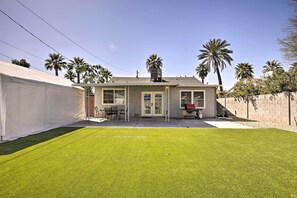 A house with a covered patio, a lawn, and palm trees in the background. - Work, Play, Explore! Cottage 2 Mi to Dtwn Phoenix (Phoenix)