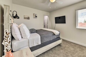 Room - Updated Gilbert Home w/ Pool, Outdoor Dining Area (Gilbert)