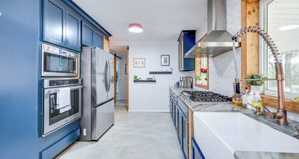 4 Mi to UF: Pet-friendly Home w/ Yard & Deck