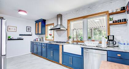 4 Mi to UF: Pet-friendly Home w/ Yard & Deck