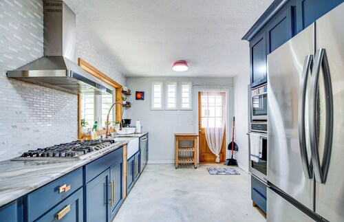 4 Mi to UF: Pet-friendly Home w/ Yard & Deck