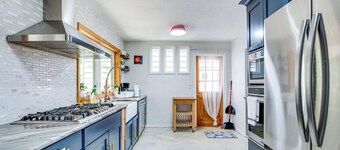 4 Mi to UF: Pet-friendly Home w/ Yard & Deck