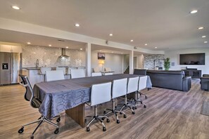 House (5 Bedrooms) | Interior