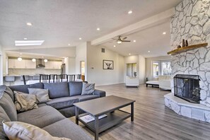 House (5 Bedrooms) | Front of property - Fully Remodeled Hillsboro Home w/ Home Theater! (Hillsboro)