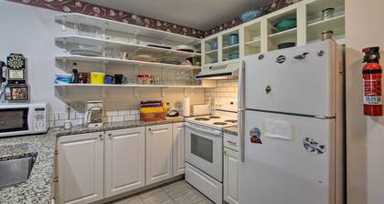 Resort Condo w/ Lake + Pool ~ 5 Mi to Flume Gorge!
