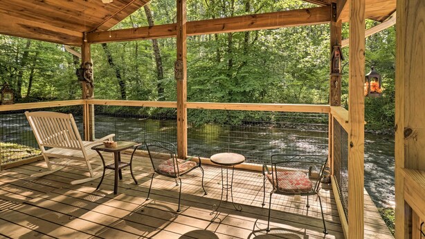 Eine Holzterrasse mit Deckenventilator, einem Schaukelstuhl und einem Tisch mit Stühlen.
