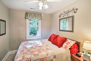 Småhus (3 Bedrooms) | 3 soverom, skrivebord for bærbar PC, strykejern/-brett og sengetøy