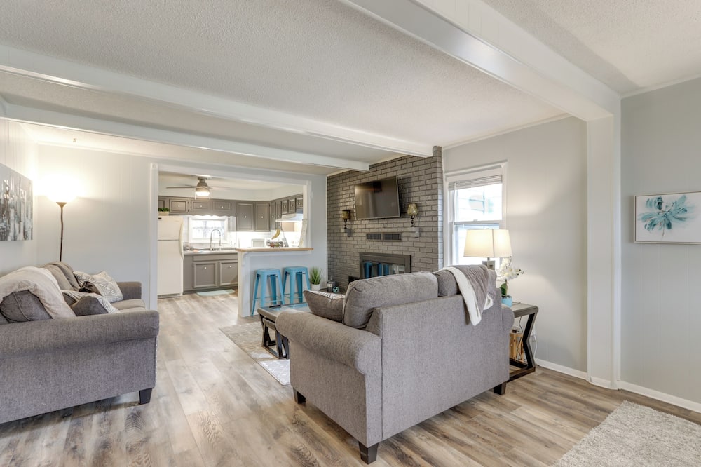 Walkable & Updated Nevada Home: Family Friendly! - Liberal, MO