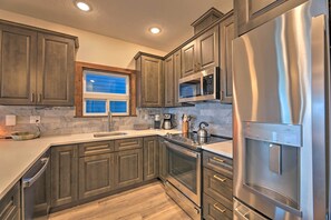 Interior - Sanderling Sea Cottages, Unit 6 w/ Beach Access! (Waldport)