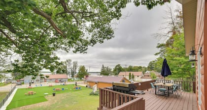 Charming Curtis House: Large Deck w/ Lake View!