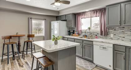 Charming Curtis House: Large Deck w/ Lake View!