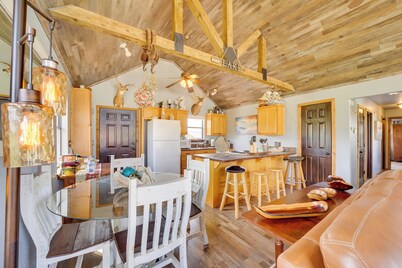 Incredible Log Home: 1 Mile From Lake Tenkiller