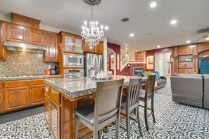 House (Multiple Bedrooms) | Private kitchen | Microwave, oven, stovetop, dishwasher