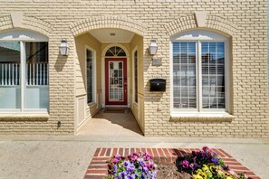 Apartment (2 Bedrooms) | Front of property