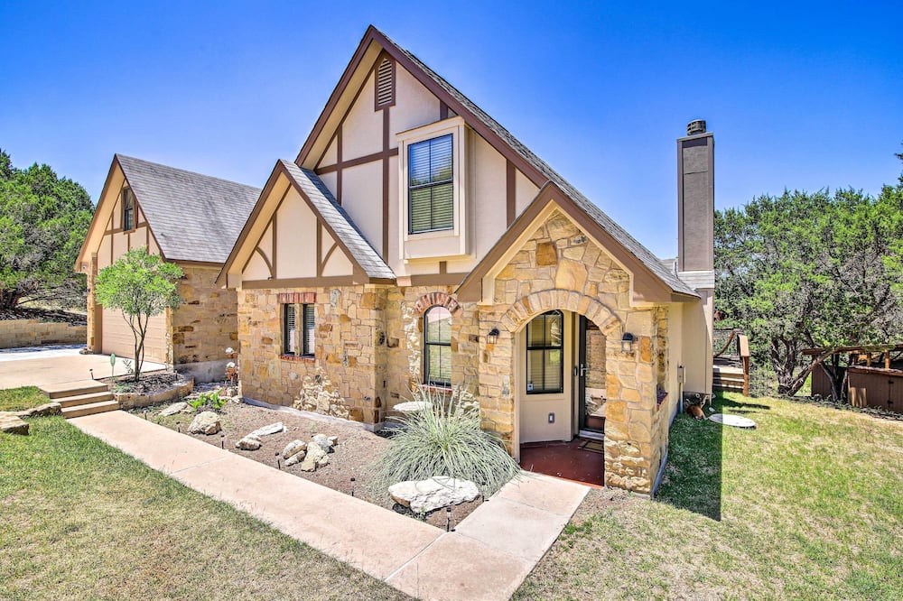 Game Room + 1-acre Yard! Lake Travis Retreat - Volente, TX