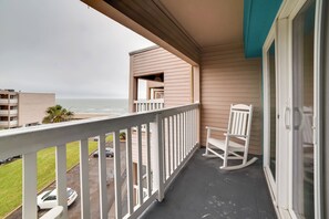 Apartment (1 Bedroom) | Interior - Pool & Direct Beach Access: Corpus Christi Escape (Corpus Christi)