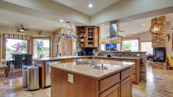 House (4 Bedrooms) | Interior