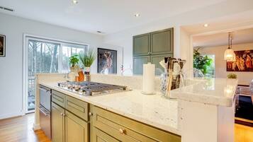 House (5 Bedrooms) | Interior