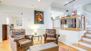 House (5 Bedrooms) | Interior