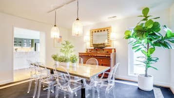 House (5 Bedrooms) | Interior