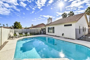 Outdoor pool - Pool, BBQ & Patio: Gilbert Getaway Near Golfing (Gilbert)