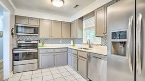 Microwave, oven, stovetop, dishwasher - Bright & Cozy Charleston Home Near Downtown! (Charleston)