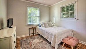 3 bedrooms, iron/ironing board, bed sheets - Bright & Cozy Charleston Home Near Downtown! (Charleston)